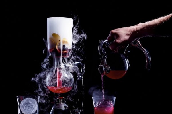 Photo for: How Bartenders Are Revolutionising the Drinking Experience With 4D Cocktails